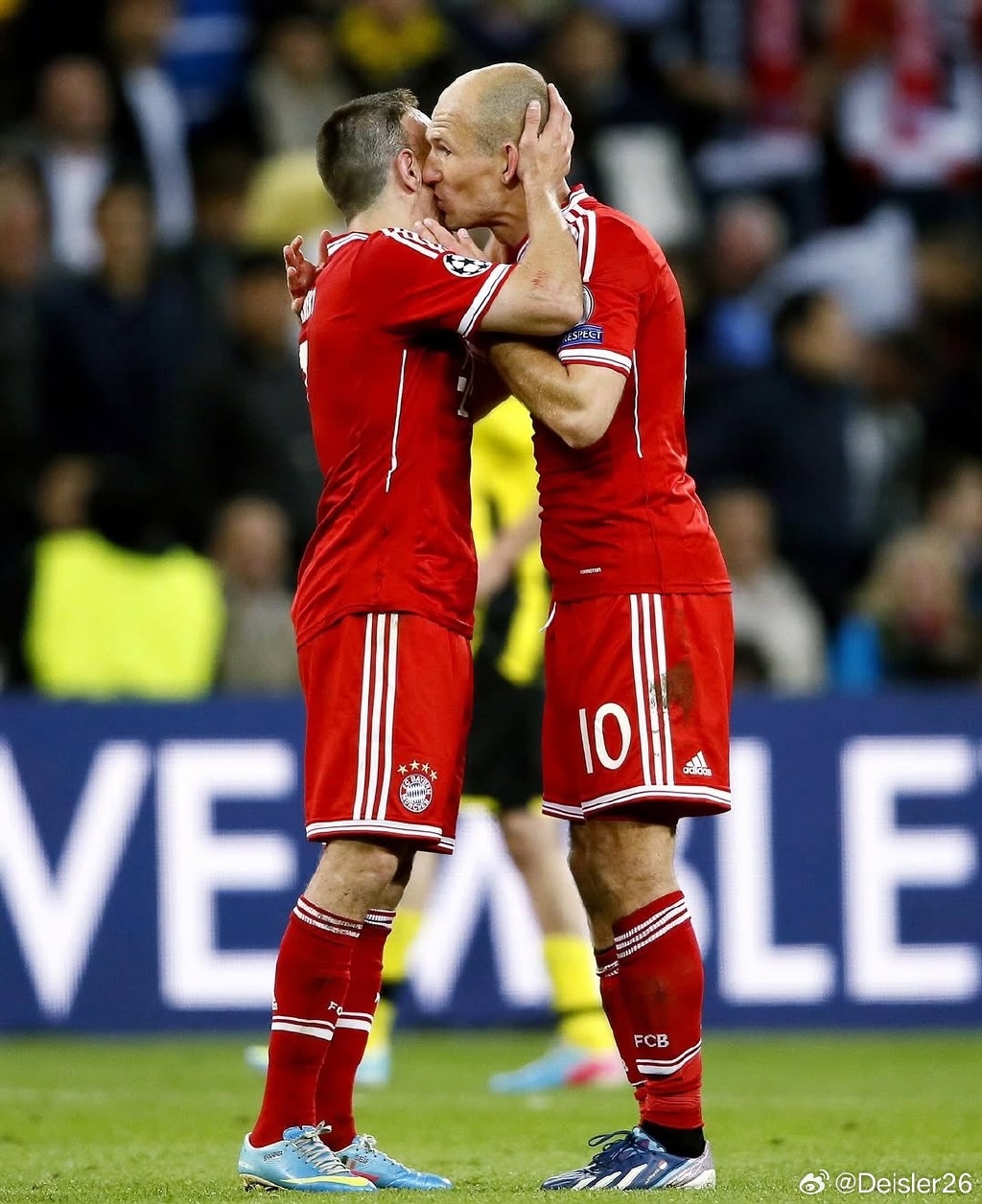 爱游戏2026-罗马完胜马赛，伊布高光表现